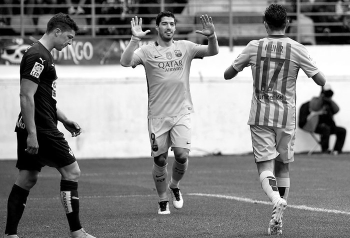 Luis Suárez y Munir el Haddadi, de Barcelona, festejan un gol a Eibar, ayer,
en el estadio de Ipurúa, en Eibar. Foto: Ander Gillenea, Afp