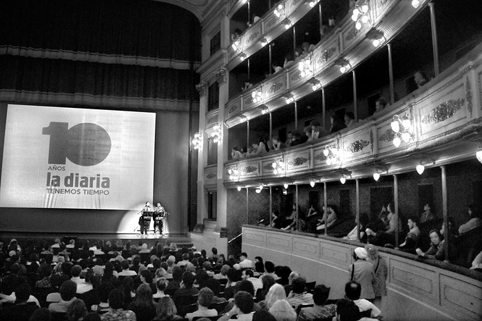 Presentación del recital de Mandrake Wolf y los Terapeutas y Fernando Cabrera, en el marco de la celebración de los 10 años de la diaria, ayer, en el teatro Solís. Foto: Mauricio Kühne