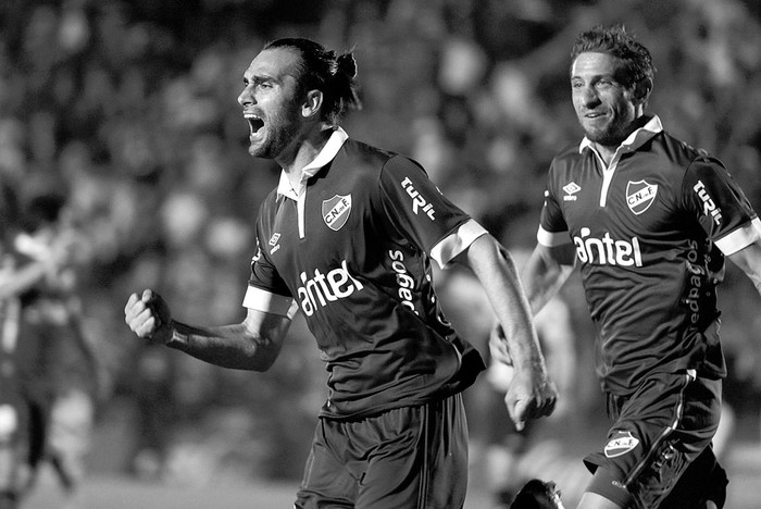 Leonardo Gamalho y Sebastián Eguren, de Nacional, festejan el segundo gol de su equipo
a El Tanque Sisley, el sábado, en el Parque Central. Foto: Santiago Mazzarovich