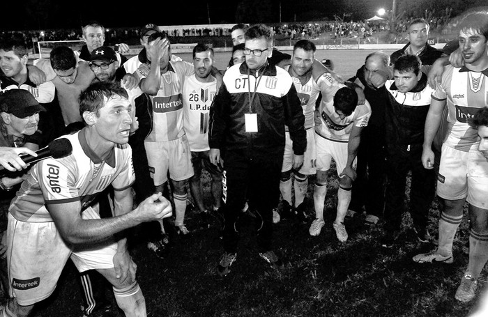 Equipo de Nueva Palmira, luego de ganar el Campeonato Nacional de Selecciones del Interior, el sábado en Nueva Palmira. Foto: Federico Gutiérrez