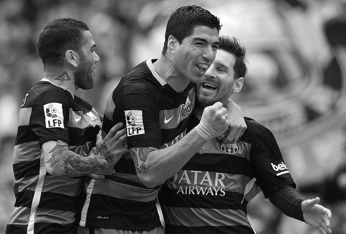 Dani Alves, Luis Suárez y Lionel Messi, de Barcelona, festejan un gol ante Espanyol,
ayer, en el Camp Nou, en Barcelona. Foto: Lluis Gene, Afp