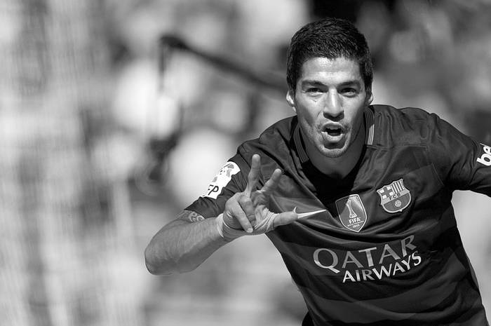 Luis Suárez, de Barcelona, festeja un gol a Granada, el sábado, en Granada. Foto: Jorge Guerrero, Afp