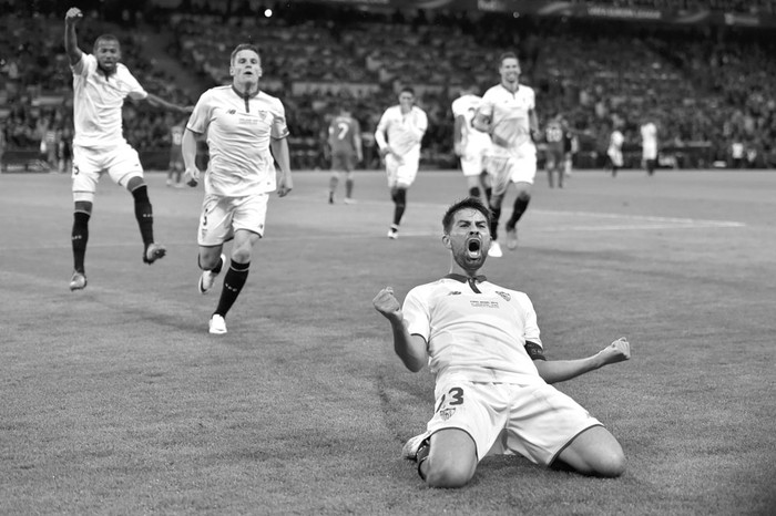 El capitán de Sevilla, Coke, festeja un gol a Liverpool, ayer, en Basilea. Foto: Michael Buholzer, Afp El capitán de Sevilla, Coke, festeja un gol a Liverpool, ayer, en Basilea. Foto: Michael Buholzer, Afp