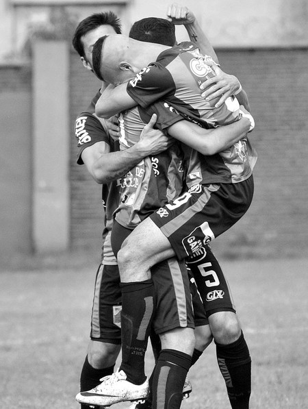 Jugadores de Rampla Juniors festejan el gol a Huracán de Paso de la Arena, ayer, en el estadio Olímpico. / foto: federico gutiérrez Jugadores de Rampla Juniors festejan el gol a Huracán de Paso de la Arena, ayer, en el estadio Olímpico. / foto: federico gutiérrez