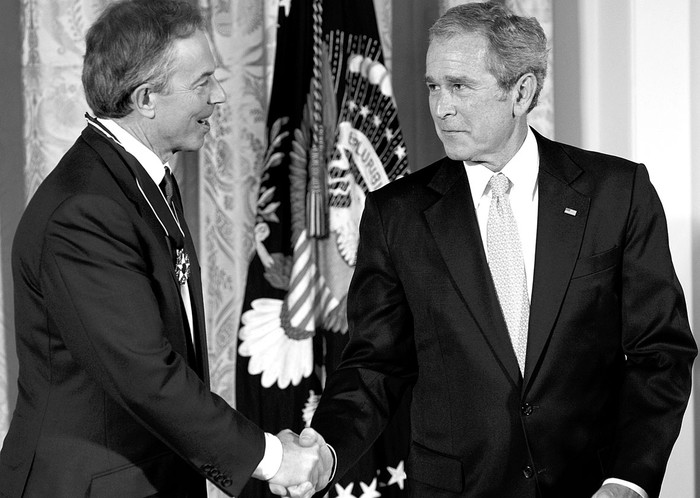 Tony Blair y George W Bush en la Casa Blanca. Foto: Saul Loeb, Afp (archivo, enero de 2009)