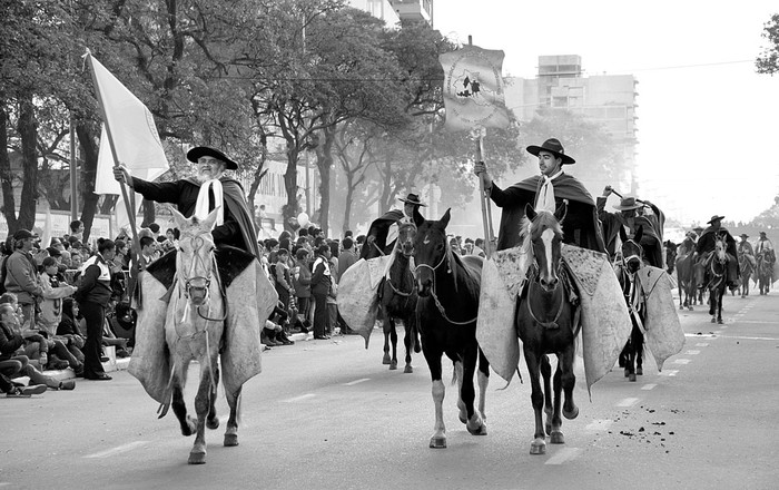 Desfile para conmemorar el bicentenario de la independencia argentina, el 9 de julio, en Tucumán. Foto: Walter Monteros, Afp