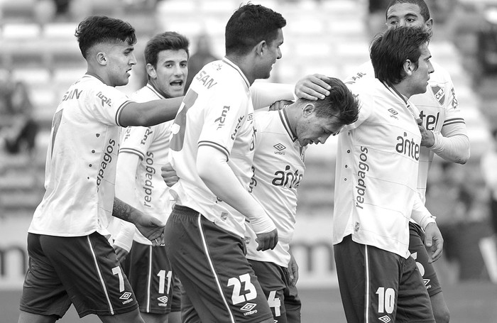 Brian Lozano celebra el gol de Nacional frente a Vélez Sarsfield, el sábado, en el Gran Parque Central. • Foto: Santiago Mazzarovich Brian Lozano celebra el gol de Nacional frente a Vélez Sarsfield, el sábado, en el Gran Parque Central. • Foto: Santiago Mazzarovich