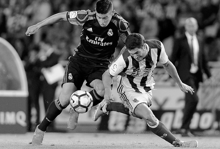 James Rodríguez, de Real Madrid, y Joseba Zaldua, de Real Sociedad, ayer, en el estadio Anoeta,
en San Sebastián. Foto: Ander Gillenea, Afp
