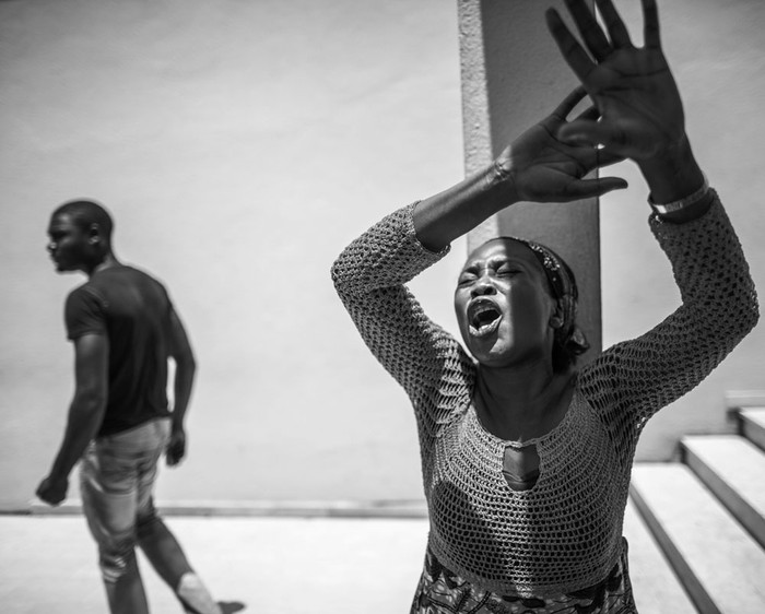 Familiares de detenidos en los disturbios que siguieron al anuncio de los resultados de la elección presidencial, en el Juzgado de Instrucción Libreville, Gabón. Foto: Marco Longari, AFP