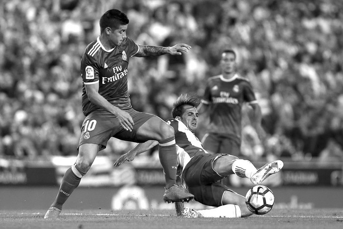 James Rodríguez, de Real Madrid, (i) y Víctor Sánchez, de Espanyol, ayer, en el estadio de Cornellà-El Prat, en Cornellá de Llobregat. Foto: Pau Barrena, AFP