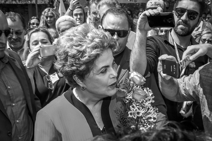 Dilma Rousseff  llega en un colegio electoral en Porto Alegre, estado de Rio Grande do Sul, durante la jornada de elecciones municipales del domingo. Foto: Gustavo Roth, AFP