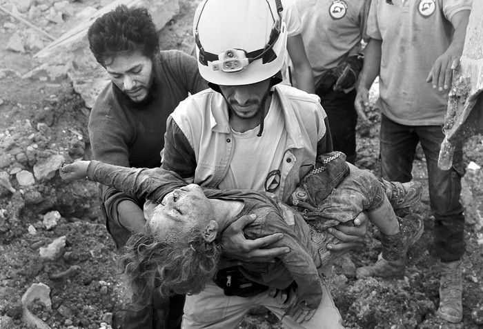 Un voluntario de los cascos blancos durante los trabajos de rescate después de un ataque aéreo de las fuerzas del gobierno, ayer, en Alepo, Siria. Foto: Ameer Alhalbi, AFP