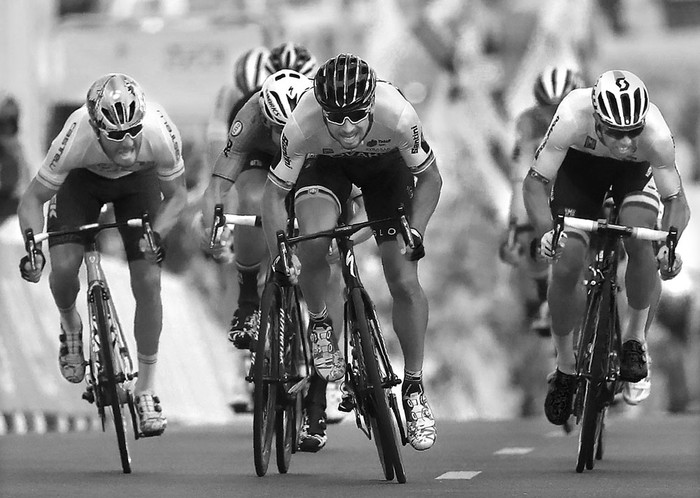 El eslovaco Peter Sagan (c), en la llegada del campeonato del mundo de ciclismo, ayer, en Doha. Foto: Karim Jaafar, AFP