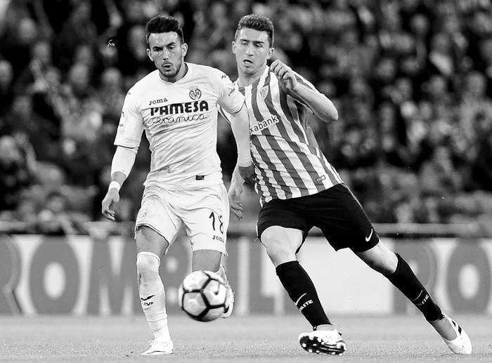 Nicola Sansone, de Villarreal, y Aymeric Laporte, de Athletic Bilbao, ayer, en el estadio San Mamés, en Bilbao. Foto: Ander Gillenea, AFP