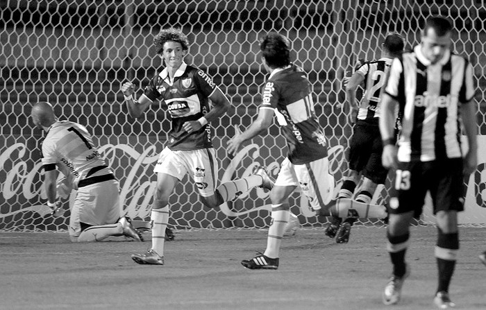 Maximiliano Pérez y Martín Ligüera festejan el primer gol de Fénix a Peñarol,
el sábado en el estadio Centenario. Foto: Santiago Mazzarovich