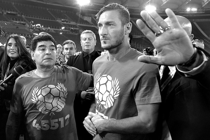 Diego Maradona y Francesco Totti en el Partido de la Paz, ayer, en el estadio Olímpico de Roma. / foto: Filippo Monteforte, AFP Diego Maradona y Francesco Totti en el Partido de la Paz, ayer, en el estadio Olímpico de Roma. / foto: Filippo Monteforte, AFP