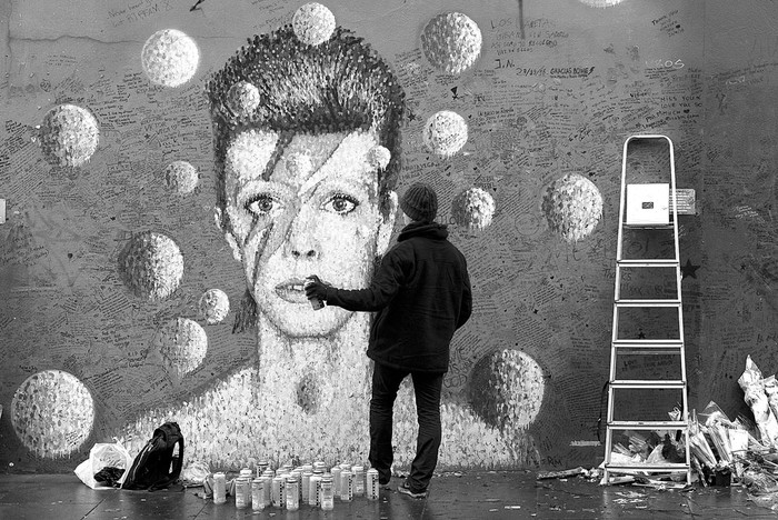 El artista australiano James Cochran retoca su retrato de David Bowie, el sábado, en Brixton, al sur de Londres. Foto: Justin Tallis, AFP