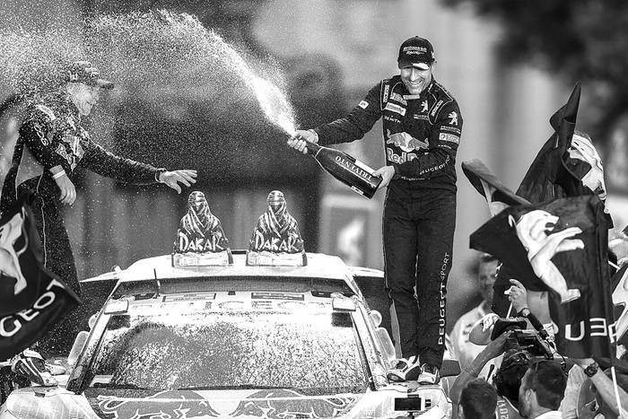 El piloto francés de Peugeot Stéphane Peterhansel (d) y su copiloto, Jean-Paul Cottret, festejan el triunfo en el rally Dakar, el sábado, en Buenos Aires. Foto: Eitan Abramovich, AFP