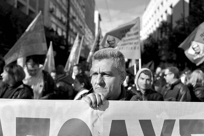 Trabajadores con contratos municipales marchan contra las medidas de austeridad impulsadas por el gobierno, ayer, en el centro de Atenas, Grecia. Foto: Louisa Gouliamaki, AFP