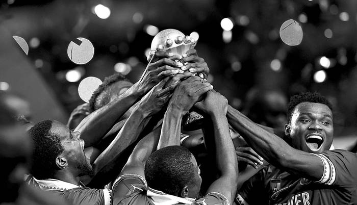Los jugadores de Camerún festejan la obtención de la Copa Africana de Naciones, ayer, en Libreville, Gabón. Foto: Gabriel Bouys, AFP