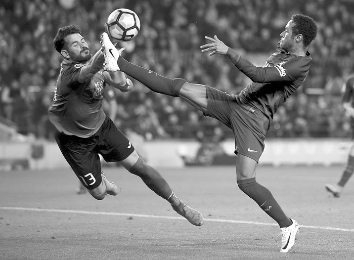 Iago Herrerín, portero de Leganés, y Neymar, de Barcelona, ayer, en el estadio Camp Nou de Barcelona. Foto: Josep Lago, AFP