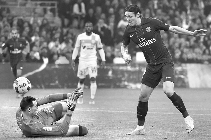 Edinson Cavani, de Paris Saint-Germain, vence al arquero Yohann Pele, de Olympique de Marsella, ayer, en el estadio Vélôdrome de Marsella, Francia. Foto: Bertrand Langlois, AFP