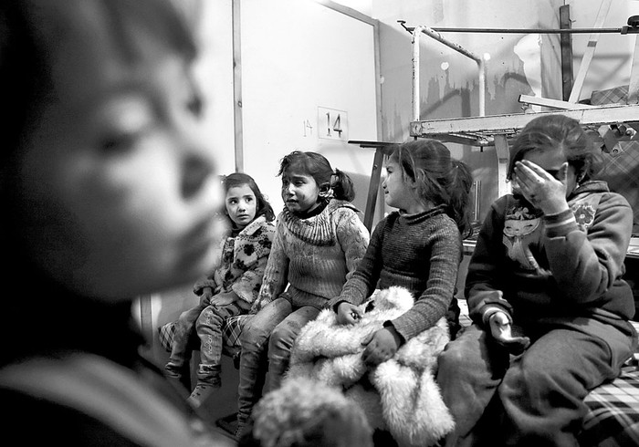 Niñas sirias heridas esperan para recibir asistencia en un hospital, después de un ataque aéreo del gobierno, el 25 de febrero, en la ciudad rebelde de Douma, Siria. Foto: Abd Doumany, AFP