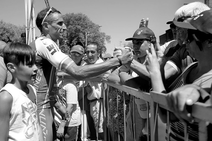 Matías Medici, luego de ganar la 46ª edición de Rutas de América, ayer, en el Club Ciclista Fénix. Foto: Pablo Vignali