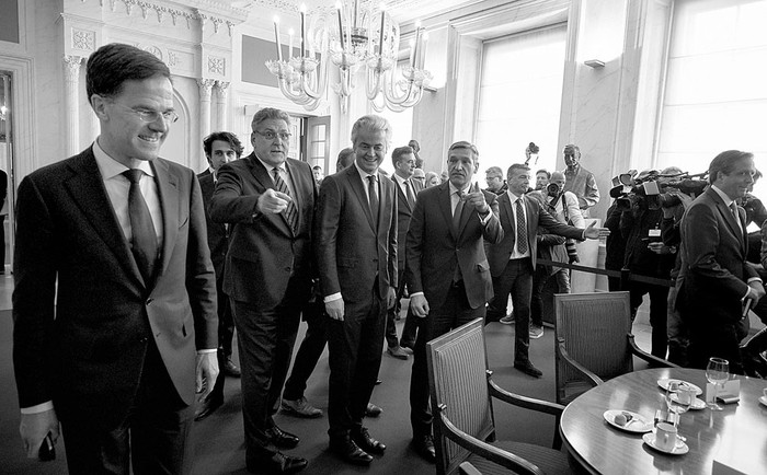 Mark Rutte, primer ministro holandés (i), y Geert Wilders (3-i), líder del Partido Por la Libertad, durante un encuentro, ayer, en La Haya. Foto: Martijn Beekman 