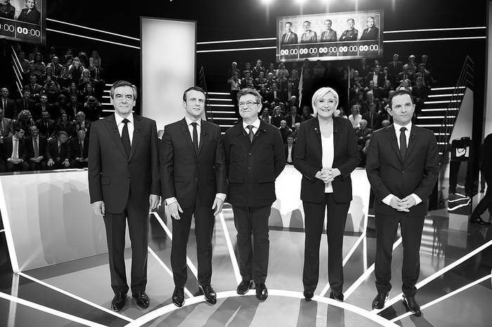 Los candidatos presidenciales franceses posan antes de un debate televisivo, ayer, en Aubervilliers, en las afueras de París. Foto: Eliot Blondet, AFP