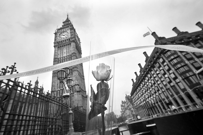 Homenaje a las víctimas del ataque del 22 de marzo, ayer, junto al Palacio de Westminster, en Londres. Foto: Niklas Halle'n, AFP