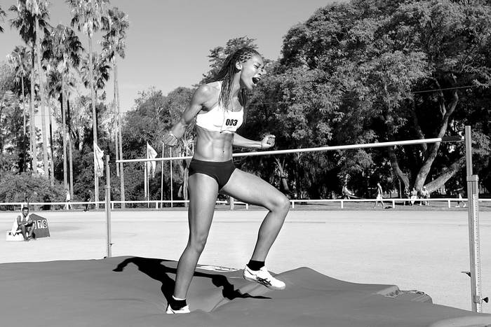 Lorena Aires, durante la prueba de salto alto, ayer, en la Pista Oficial de Atletismo. Foto: Sandro Pereyra