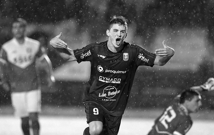 Joaquín Irazoqui, de Canelones, festeja el último de los tres goles que le convirtió a Tacuarembó, ayer, en el estadio Goyenola. Foto: Sandro Pereyra