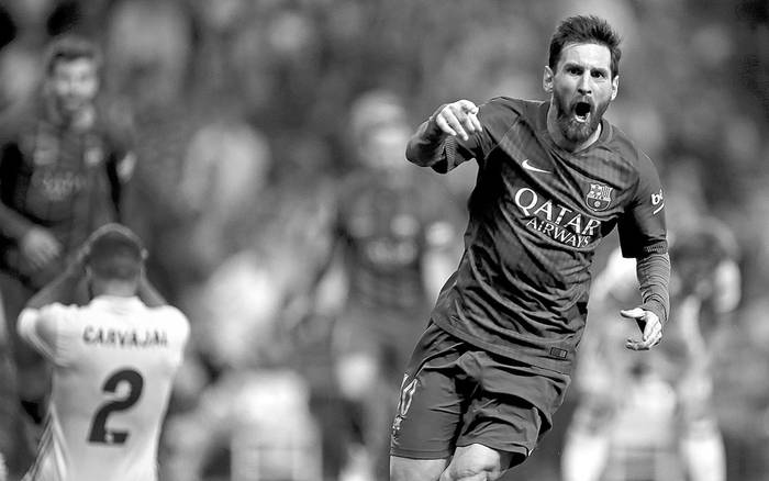 Lionel Messi, festeja el tercer gol de Barcelona al Real Madrid, ayer, en el estadio Santiago Bernabéu, en Madrid. Foto: Oscar Del Pozo, AFP