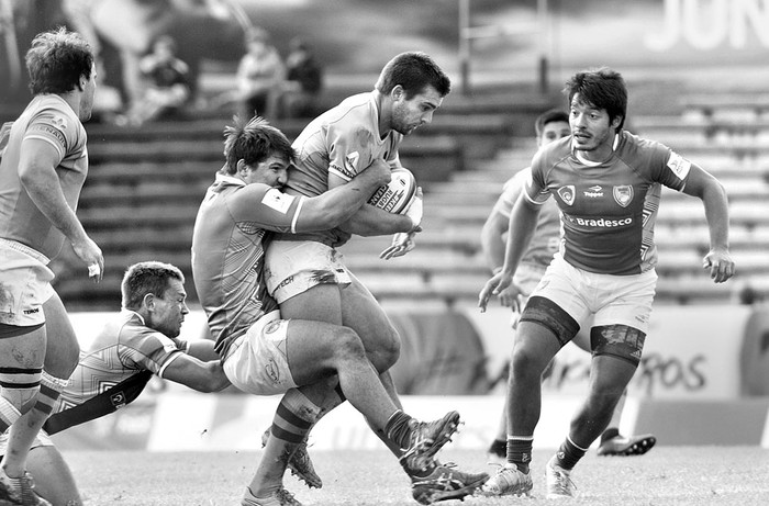 Andrés Vilaseca (c) de Los Teros, el sábado, en el estadio Charrúa. Foto: Federico Gutiérrez