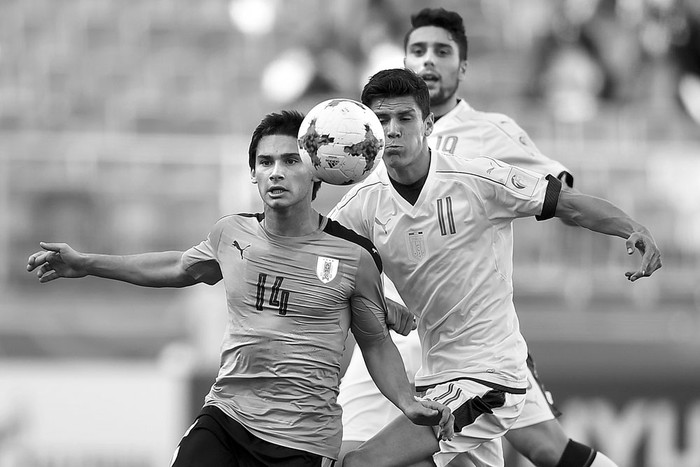 Juan Boselli, de Uruguay, y el italiano Matteo Pessina, ayer, en Suwon, Corea. Foto: Yeon-Je, AFP