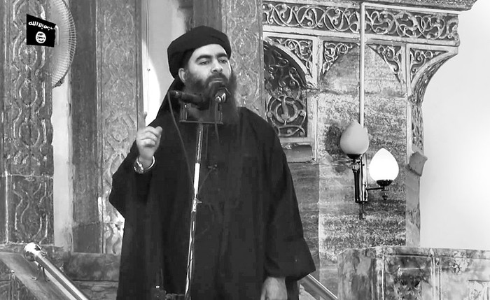 Captura de video que muestra al líder del grupo Estado Islámico, Abu Bakr al Bagdadi, alias califa Ibrahim, dirigiéndose a fieles musulmanes en una mezquita en la ciudad iraquí de Mosul, al norte de Irak. Foto: AFP