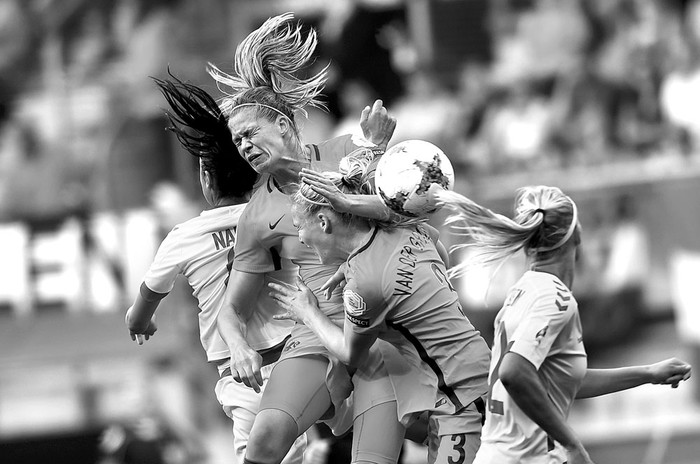 Nadia Nadim (i), de Dinamarca, y Stephanie van der Gragt (c), de Holanda, durante la final del torneo Euro 2017, ayer, en el estadio FC Twente, en Enschede, Holanda. Foto: Daniel Mihailescu, AFP