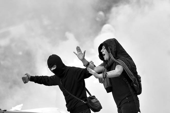 Enfrentamientos con la Policía en una protesta convocada por varios sindicatos franceses contra la reforma de la legislación laboral, ayer, en Nantes, Francia. Foto: Loïc Venance, AFP