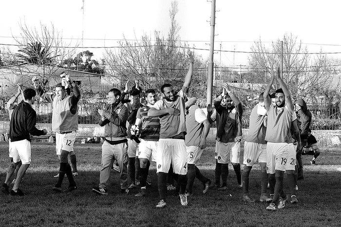 Los jugadores de Albion festejan el Torneo Apertura de la Segunda B Nacional, el viernes, en el Parque Salus. Foto: Alessandro Maradei