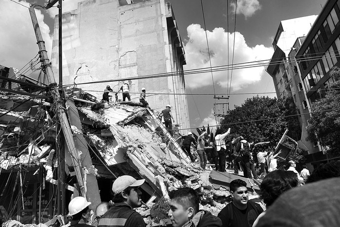 Rescatistas buscan sobrevivientes entre los escombros de un edificio derrumbado durante el terremoto, ayer, en la Ciudad de México. Foto: Alfredo Estrella, AFP