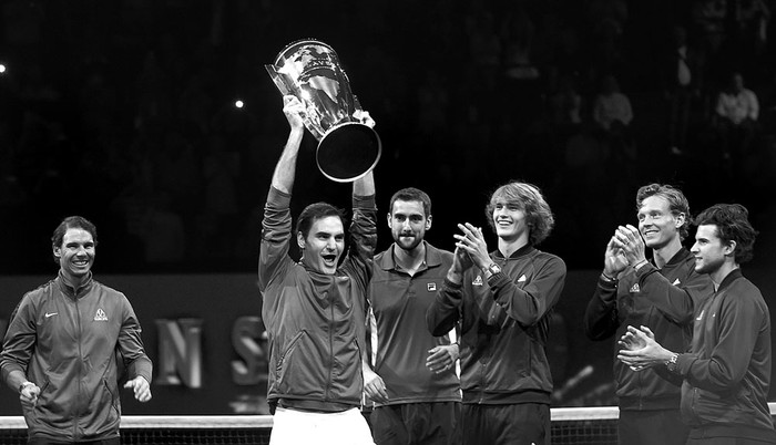 Roger Federer (c) y sus compañeros del equipo europeo festejan con el trofeo Laver Cup, ayer, en Praga. Foto: Michal Cizek, AFP