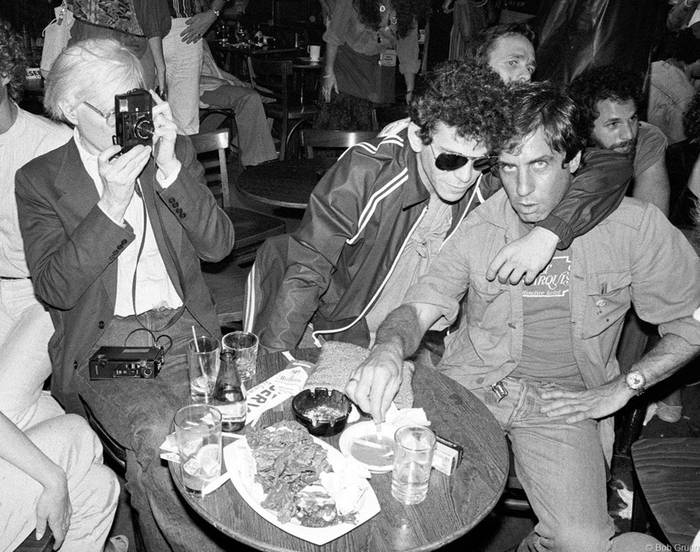 Danny Fields (i) es fotografiado junto a Lou Reed por Andy Warhol.