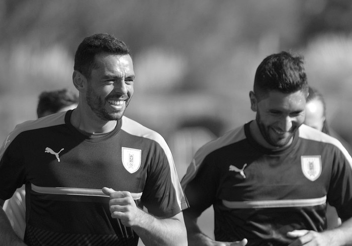 Esteban Conde y Martín Campaña durante un entrenamiento de la selección. Foto: Andrés Cuenca (archivo, marzo de 2017)