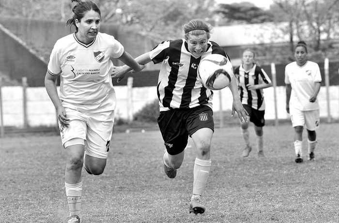 Florencia Garrido, de Nacional, y Estefany Suárez, de Peñarol, ayer, en el Méndez Piana. Foto: Pablo Vignali