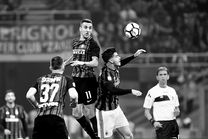 Matías Vecino, de Inter de Milán (c), ayer, en el estadio San Siro, de Milán. Foto: Miguel Medina, AFP