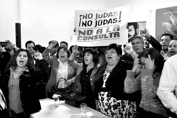 Miembros del ala pro Rafael Correa del gobernante partido Alianza País, se manifiestan contra un plebiscito anunciado por el presidente Lenin Moreno, ayer, en Quito. Foto: Rodrigo Buendia, AFP