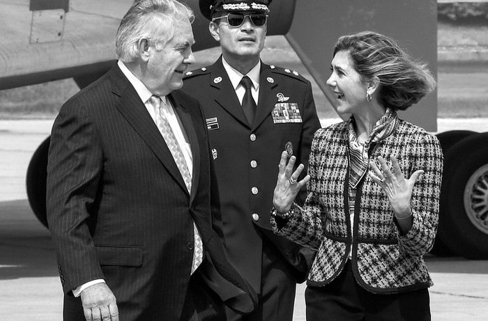 Rex Tillerson, secretario de Estado de Estados Unidos, y Patti Londono, ministra de Asuntos Exteriores de Colombia, ayer, en el aeropuerto de Chatham, en Bogotá. Foto: Luis Acosta, AFP