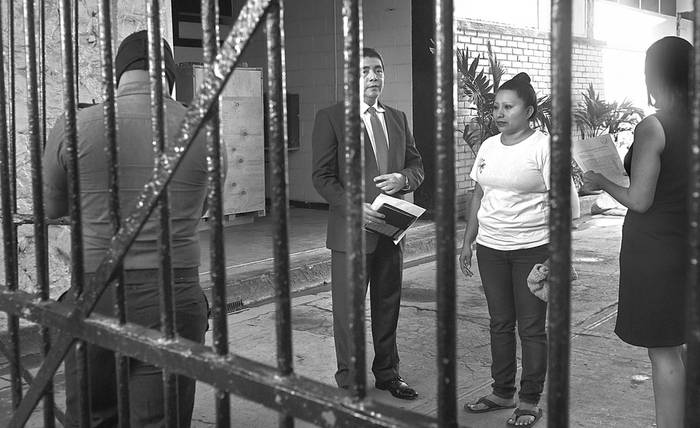 Teodora Vázquez (d), al ser liberada del Centro de Readaptación de Mujeres, ayer, en Ilopango, El Salvador. Foto: Marvin Recinos, AFP