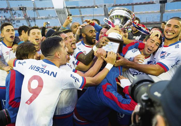 Los jugadores de Nacional, festejan con el trofeo del torneo Intermedio, ayer, en el estadio Centenario. · Foto: Pablo Vignali